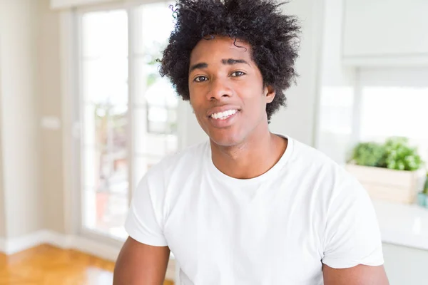 Homem Afro Americano Vestindo Camiseta Branca Com Sorriso Feliz Legal — Fotografia de Stock