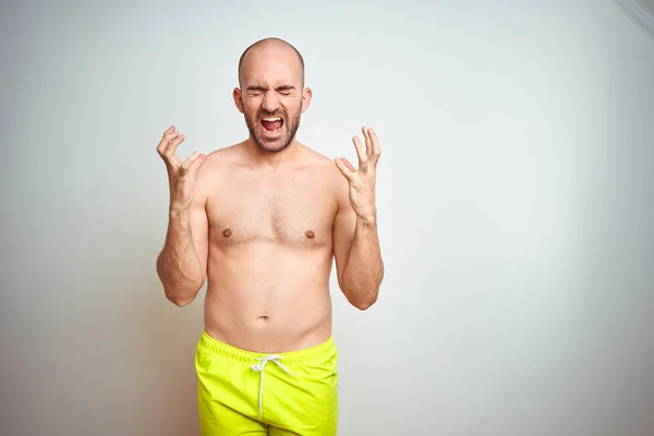 Jovem Homem Sem Camisa Férias Vestindo Roupas Banho Amarelas Sobre — Fotografia de Stock
