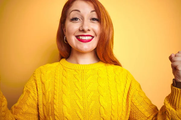 Mujer Pelirroja Joven Con Suéter Invierno Pie Sobre Fondo Amarillo —  Fotos de Stock