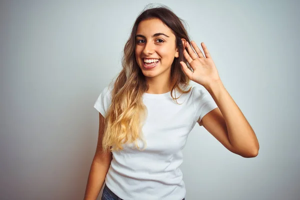 Ung Vacker Kvinna Klädd Casual Vit Shirt Över Isolerad Bakgrund — Stockfoto