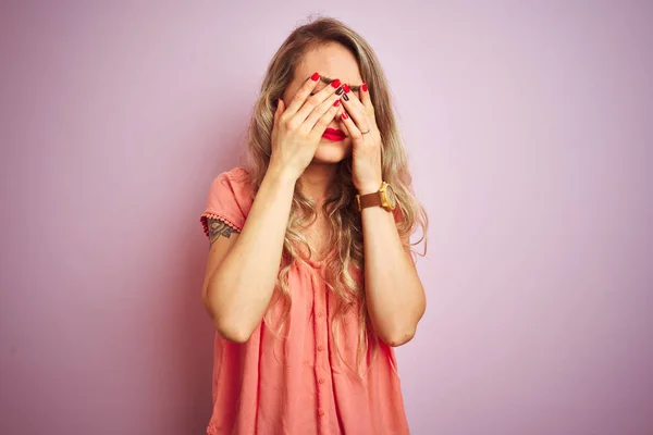 Young Beautiful Woman Wearing Shirt Standing Pink Isolated Background Rubbing — Stock Photo, Image