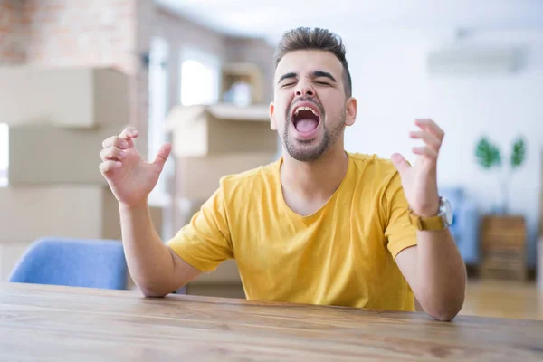 Jovem Sentado Mesa Com Caixas Papelão Atrás Dele Movendo Para — Fotografia de Stock