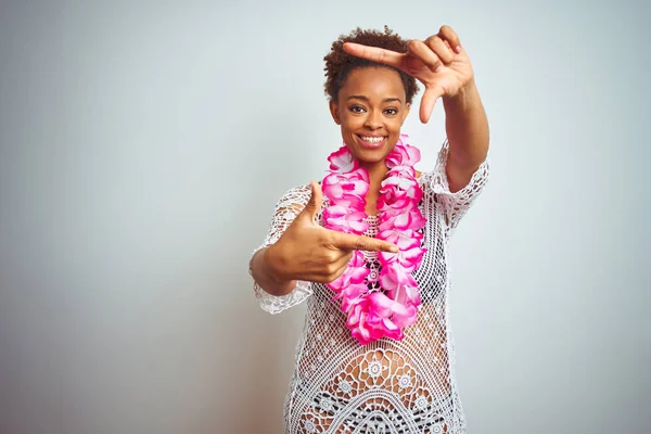 Молодая Африканская Американка Афро Волосами Одетая Цветочные Леи Изолированном Фоне — стоковое фото