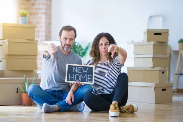 Middelbare Leeftijd Senior Paar Zittend Vloer Holding Blackboard Verhuizen Naar — Stockfoto