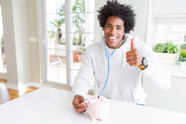 Africano Americano Homem Segurando Estetoscópio Verificando Saúde Financeira Mealheiro Feliz — Fotografia de Stock