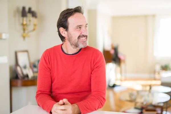 Bonito Homem Meia Idade Casa Olhando Para Lado Com Sorriso — Fotografia de Stock