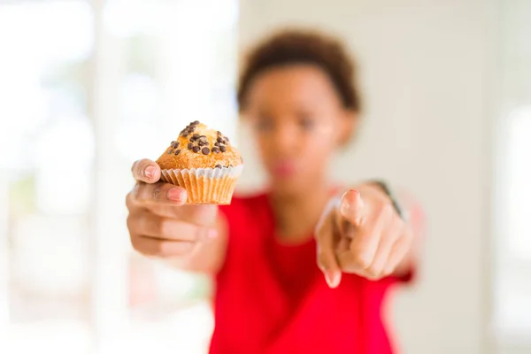 Jovem Afro Americana Comendo Muffins Chocolate Chips Apontando Com Dedo — Fotografia de Stock