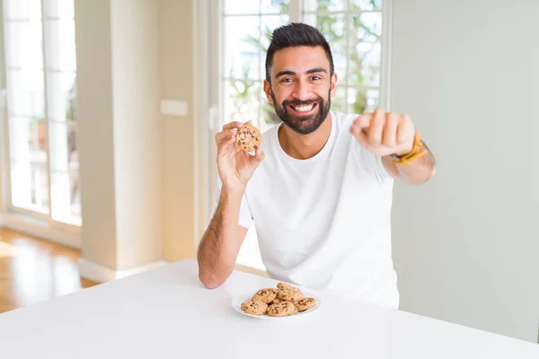Όμορφος Ισπανικός Άνθρωπος Που Τρώει Πατατάκια Τσιπ Μπισκότα Που Δείχνουν — Φωτογραφία Αρχείου