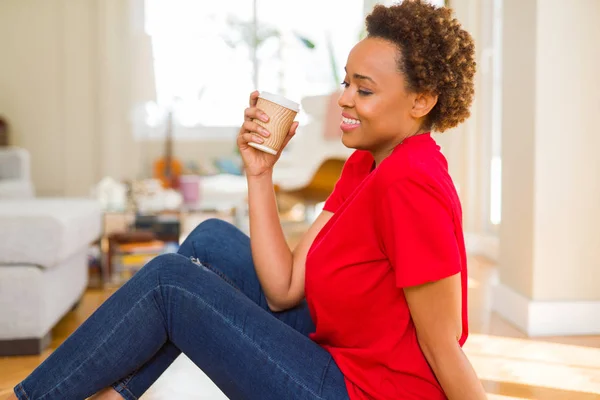 Linda jovem afro-americana bebendo um café em um ta — Fotografia de Stock