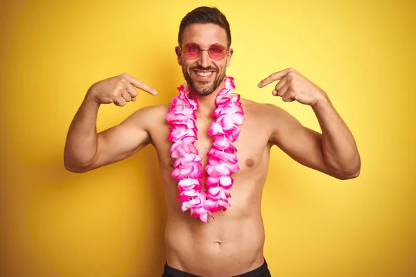 Joven Hombre Guapo Sin Camisa Con Gafas Sol Rosa Hawaiano — Foto de Stock