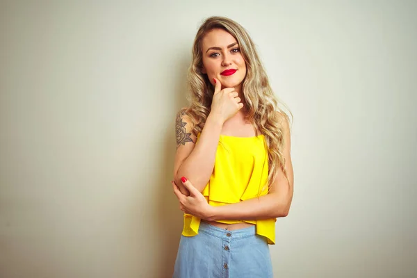 Jovem Mulher Bonita Vestindo Camiseta Amarela Sobre Fundo Isolado Branco — Fotografia de Stock