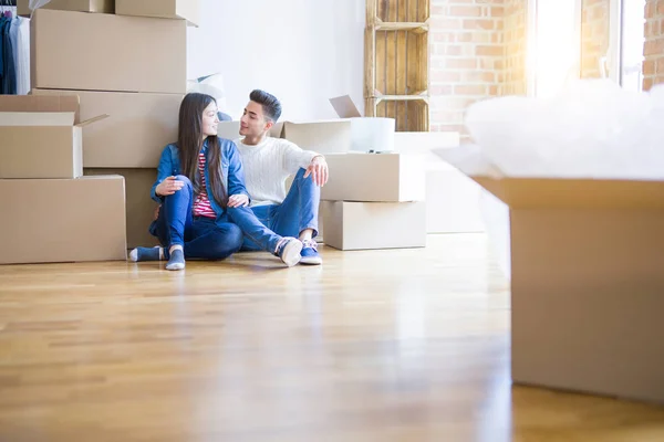 Joven asiático pareja sentado en el suelo de nuevo casa arround coche — Foto de Stock