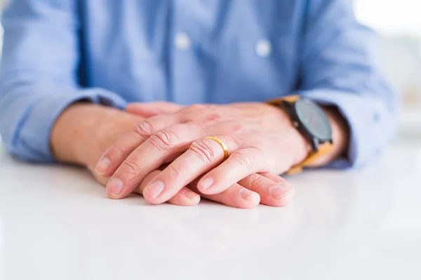 Nahaufnahme von Menschenhänden mit Händen aufeinander über weißem Tisch — Stockfoto