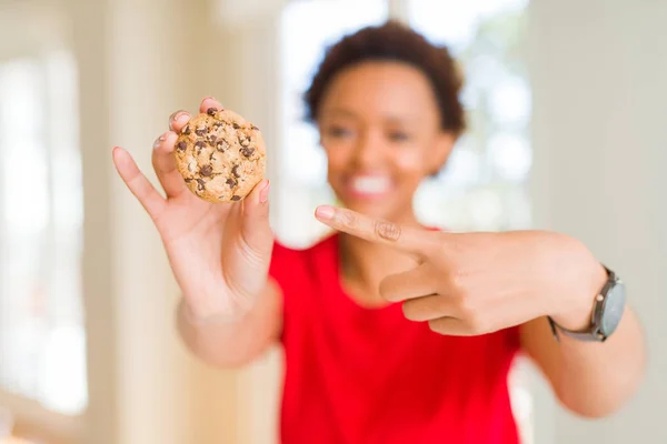 Jeune Femme Afro Américaine Mangeant Des Biscuits Aux Pépites Chocolat — Photo