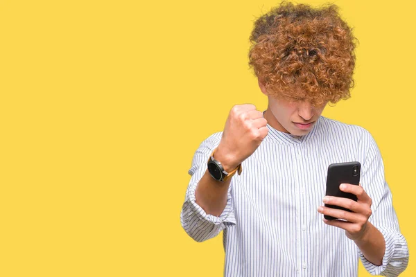 Joven Hombre Guapo Usando Teléfono Inteligente Molesto Frustrado Gritando Con —  Fotos de Stock