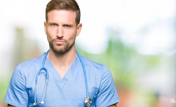 Bell Uomo Dottore Che Indossa Uniforme Medica Sfondo Isolato Scettico — Foto Stock