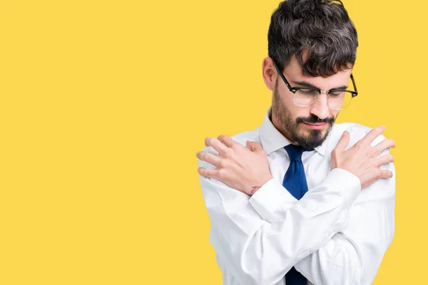 Jovem Homem Negócios Bonito Usando Óculos Sobre Fundo Isolado Abraçando — Fotografia de Stock