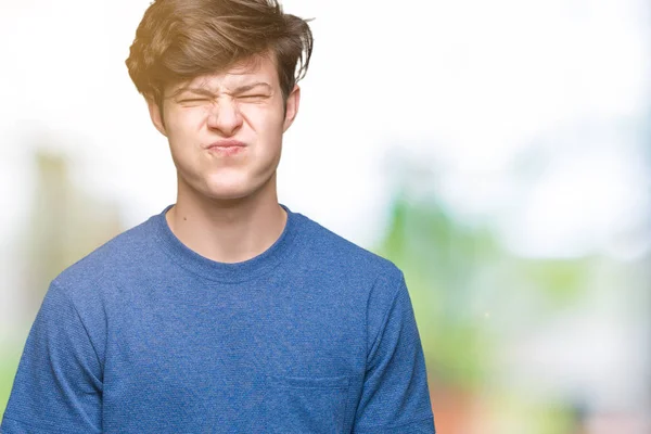 Homem Bonito Jovem Vestindo Camiseta Azul Sobre Fundo Isolado Soprando — Fotografia de Stock