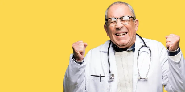 Przystojny Doktor Starszy Człowiek Sobie Medycznych Płaszcz Obchodzi Szalony Szalony — Zdjęcie stockowe