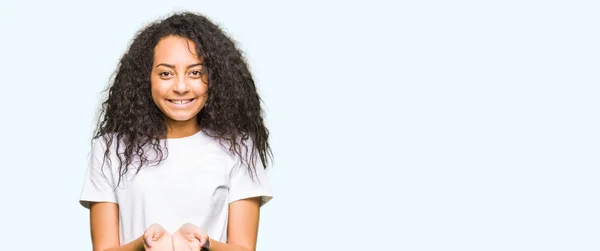 Junge Schöne Mädchen Mit Lockigem Haar Trägt Legeres Weißes Shirt — Stockfoto