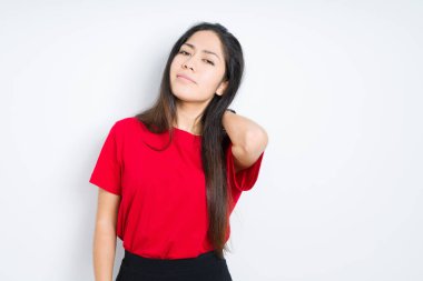 İzole arka plan üzerinde kırmızı t-shirt giyen güzel esmer kadın boyun ağrısı yaralanma acı, el ile boyun dokunmadan, kas ağrısı