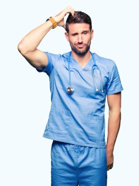 Yakışıklı Doktor adam izole arka plan üzerinde tıbbi üniforma yanıltır ve soru hakkında merak ediyorum. Şüphe, kafasına el ile düşünme ile belirsiz. Dalgın kavramı.