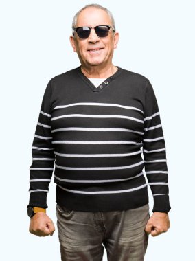 Yüzünde kış kazak ve mutlu ve güzel bir gülümseme ile güneş gözlüğü takan yakışıklı komuta sizde. Şanslı kişi.