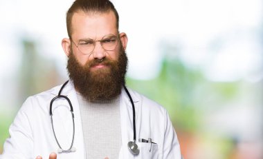 Sakalı ile genç sarışın doktor adam tıbbi ceket tikbozlu ifade, nefret ve korkuyla acı yüz yapıyor çünkü kaçınma reaksiyon. Ellerle kaldırdı. Rahatsız edici kavramı.