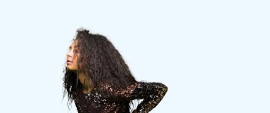 Kıvırcık saçlı giyen gece parti ile genç güzel kız elbise sırt ağrısı, acı dokunmadan el ile geri, kas ağrısı