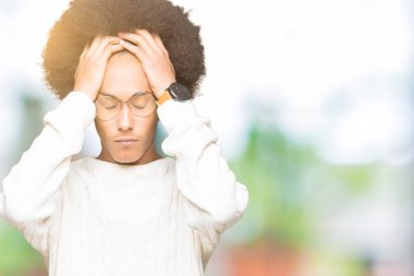 Afrikalı-Amerikalı genç afro saçlı gözlük çünkü umutsuz ve stresli baş ağrısı acı acı ve migren. Ellerini kafasına.