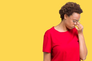 Güzel genç Afro-Amerikan kadın gözlük izole arka plan üzerinde sürtünme burun ve göz yorgunluğu ve baş ağrısı duygu yorgun. Stres ve hayal kırıklığı kavramı.