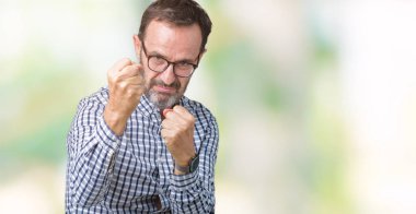 Yakışıklı orta yaş zarif komuta sizde gözlük izole arka plan üzerinde yumruk savunma hareketi, kızgın ve üzgün yüz, sorunu korkuyor ile savaşmaya hazır