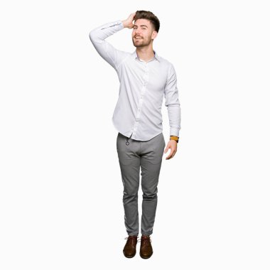 El hareketi ile kendine güvenen dokunaklı saç gülümseyerek, çekici poz genç yakışıklı iş adamı