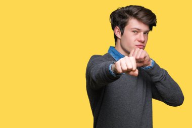 Genç yakışıklı zarif adam izole arka plan kum yumruk dövüşü, saldırgan ve kızgın saldırı, tehdit ve şiddet üzerine