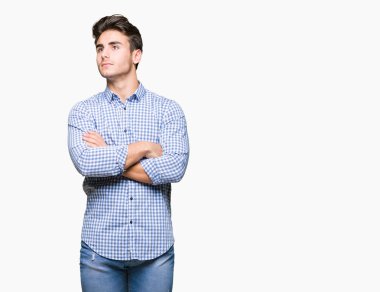 Genç yakışıklı iş adamı görünümlü yan ve dik dik bakma uzağa düşünce gülümseyen izole arka plan üzerinde.