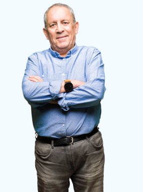 Yakışıklı üst düzey businesss giyen şık gömlek mutlu yüz çapraz silah kameraya bakarak ile gülümseyen adam. Olumlu bir kişi.