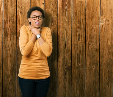 Genç güzel Afrikalı-Amerikalı kadın gözlük üzerinde arka plan bağırarak izole ve çünkü boğmak acı kendi ellerimle öldürürüm. Sağlık sorunu. Yaralarından ve intihar kavramı.