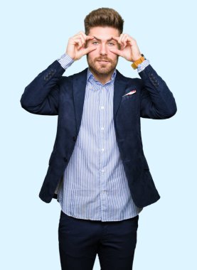 Genç yakışıklı bussines parmaklarıyla, Uykulu ve sabah yorgunluk için yorgun gözlerini açmaya çalışıyorum dostum