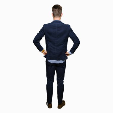 Genç yakışıklı bussines geriye doğru uzakta silah ile vücut üzerinde seyir duran adam