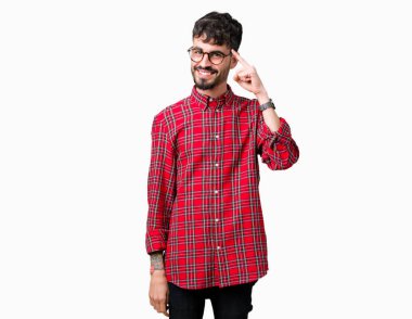 Genç yakışıklı adam gözlük izole üzerinde bir parmak, harika bir fikir ya da düşünce, iyi hafıza ile baş gösteren gülen arka plan