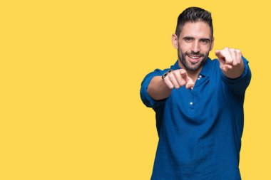 İzole genç yakışıklı adam arka plan size işaret ve parmaklar, kamerayla olumlu ve neşeli gülümseyen