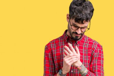 Elleri ve parmakları, artrit inflamasyon izole arka plan acı acı üzerinde gözlük takan genç yakışıklı adam