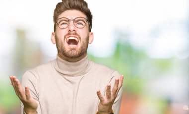 Çılgın ve kızgın bağırarak ve agresif ifade ve silah kaldırdı bağırmaya gözlüklü genç yakışıklı iş adamı. Hayal kırıklığı kavramı.