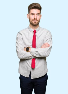 Görünümlü yan ve dik dik bakma uzağa düşünce gülümseyen genç yakışıklı iş adamı.