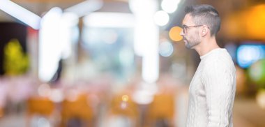 Genç yakışıklı adam gözlük izole arka tarafına, seyir üzerinde dinlenmek doğal yüz emin gülümseme ile pozuyla profili.