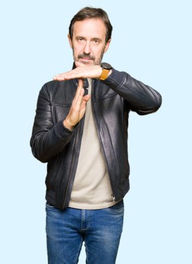 Siyah deri ceket yapmak zaman aşımı jest elle, sinirli ve ciddi bir yüz giyen orta yaş yakışıklı adam