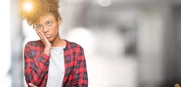 Krásná Mladá Africká Americká Žena Nosí Brýle Nad Izolované Pozadí — Stock fotografie