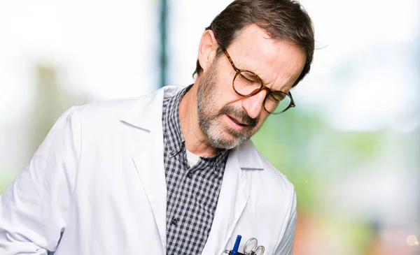 Середнього Віку Лікарі Чоловіки Носять Медичне Пальто Рукою Животі Тому — стокове фото