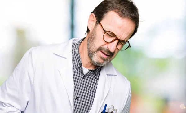 Médico Meia Idade Homens Vestindo Casaco Médico Com Mão Estômago — Fotografia de Stock