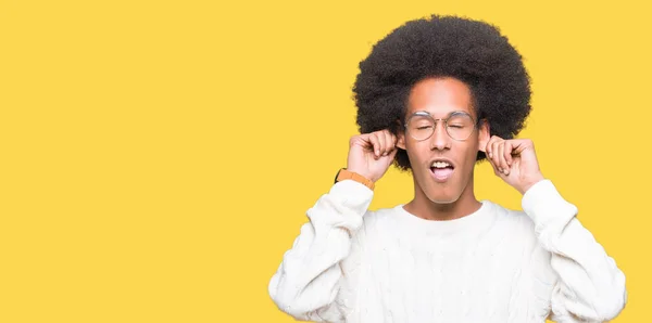 アフロ髪眼鏡笑顔面白いジェスチャーの指で引っ張って耳の若いアフリカ系アメリカ人 オーディションの問題 — ストック写真